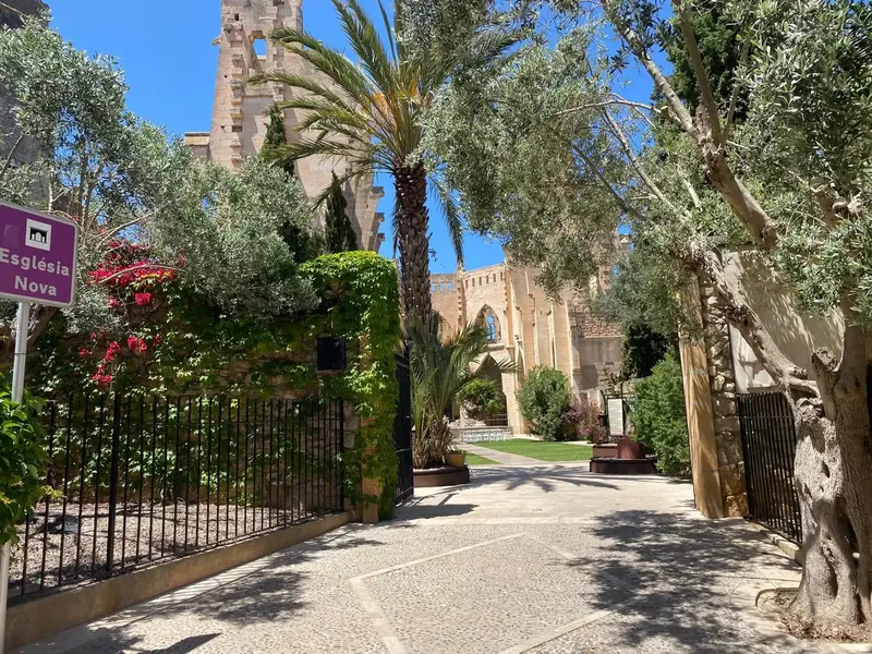 This old and charming townhouse offers plenty of space, both in the house itself and in the building at the end of the garden. — photo 4