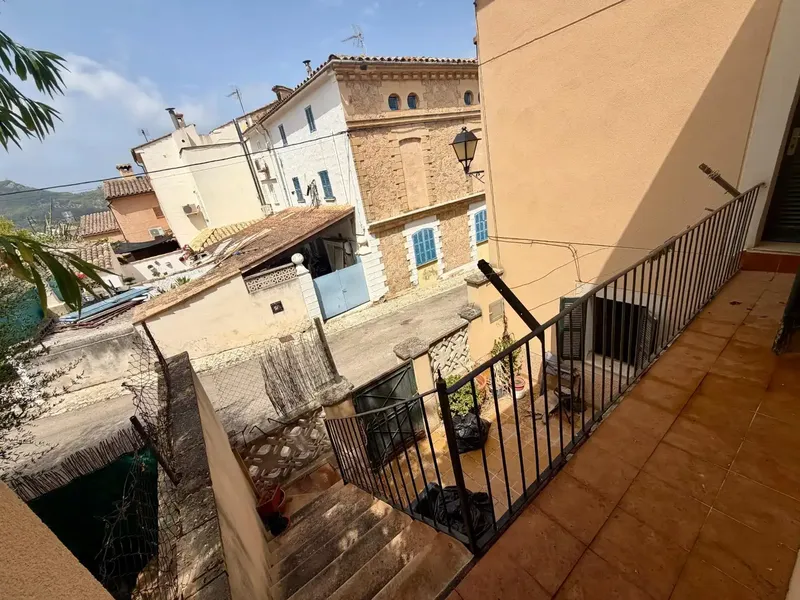 On the main street of S'Arraco, we find this large property to renovate with many possibilities. — photo 5