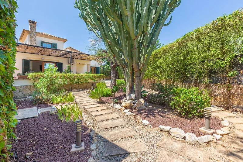 Mediterranean family villa in a prime residential location — photo 1