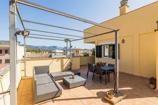 Rental apartment in Santa María del Camí. Spacious 4-bedroom penthouse with large terrace — photo 1
