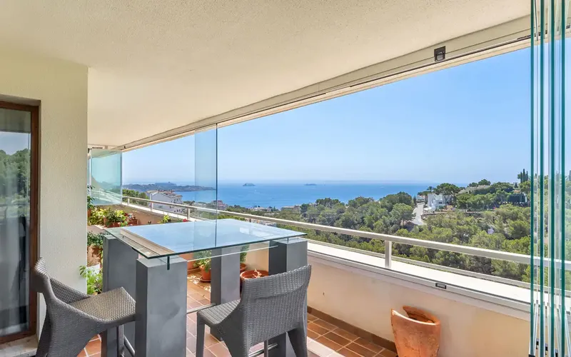 This bright apartment in Cas Catalá impresses with its spectacular sea views and is located on the 7th floor of a well-maintained residential complex — photo 8
