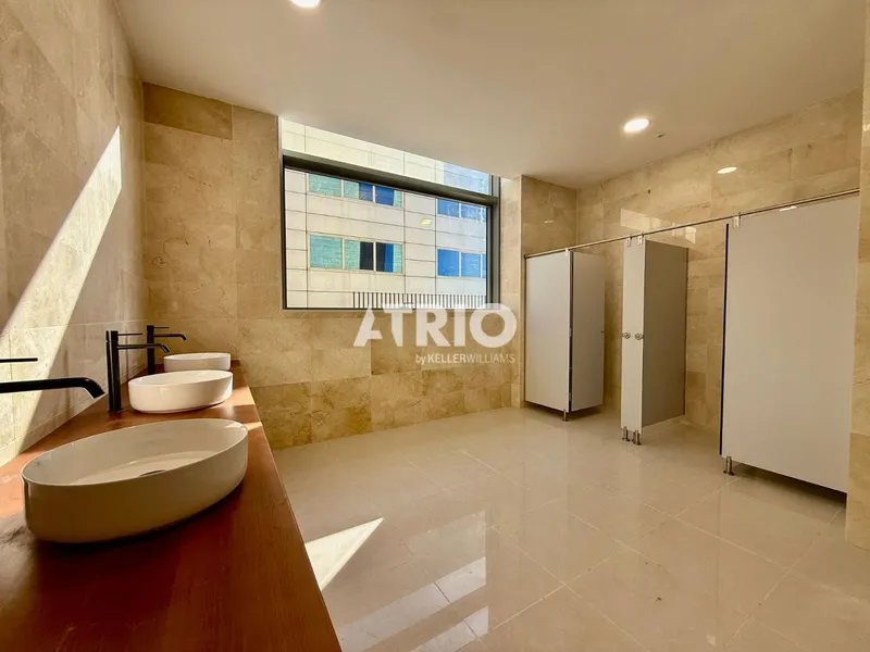 Rental of magnificent ground floor premises located in the Can Valero Industrial Estate — photo 10
