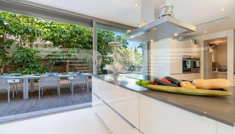 Light-flooded sea view villa in a prime location — photo 7