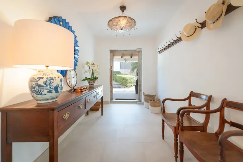 Discover this spectacular independent villa with Ibizan inspiration in the heart of Cala d'Or, just steps from the sea — photo 2
