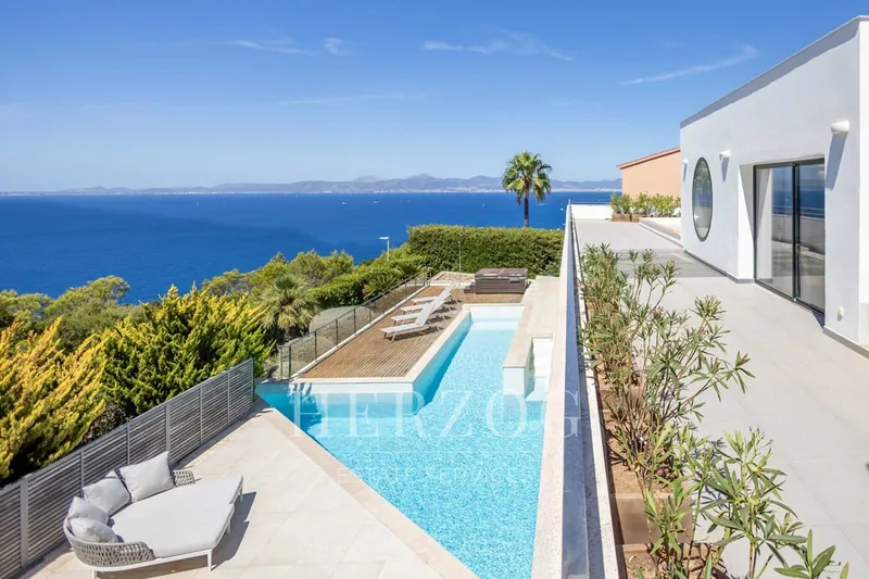 Modern villa in top location right by the sea — photo 1