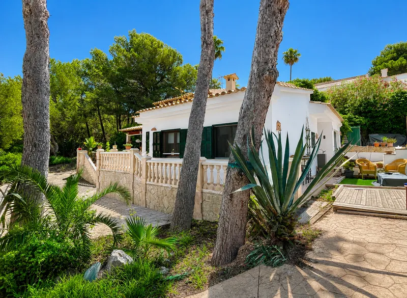 Investment villa with large plot and renovation potential in Nova Santa Ponsa Mas — photo 2