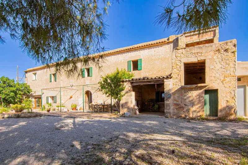 Situated on a hill on the outskirts of Porreres, this former 19th-century farmhouse offers a privileged location in the heart of Mallorca — photo 2