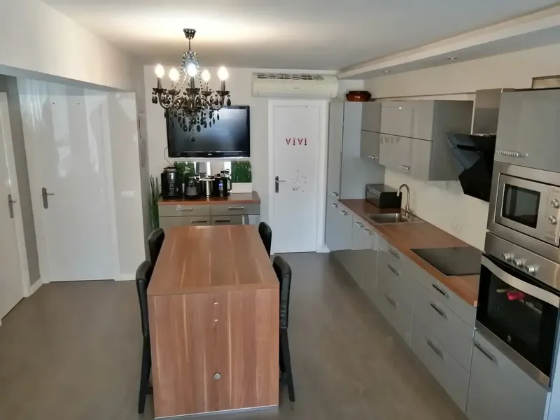 This is a completely renovated ground-floor property in very good condition. It is located in Port Adriano, accessed via the slope — photo 3