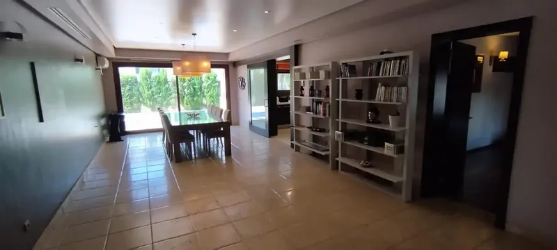 Es una Vivienda unifamiliar construida con revestimiento de piedra natural de 520 m2. Dos plantas y en parcela de 1.238 m². Consta de 5 dorm — photo 5