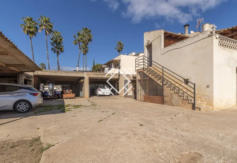Spacious property with large rustic plot for sale in quiet residential area close to Palma de Mallorca. — photo 3