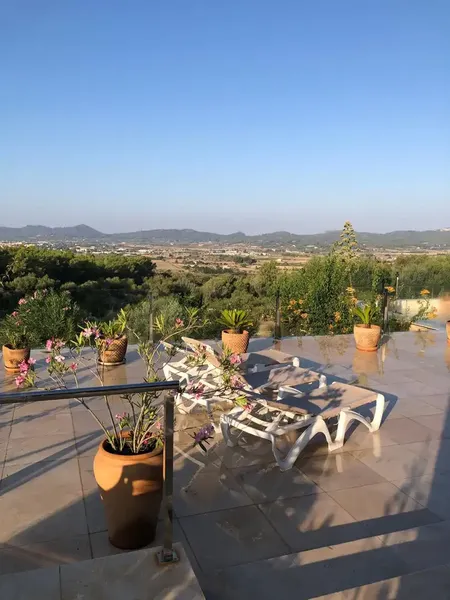 This impressive luxury villa is rented for a long season, with a minimum stay of 32 nights. The price varies depending on the period — photo 7