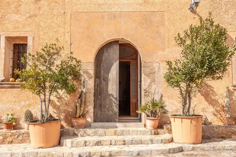 This large estate of about 498 hectares of land is located among green hills in the northeast of Mallorca, in the coastal area of the municipality — photo 3