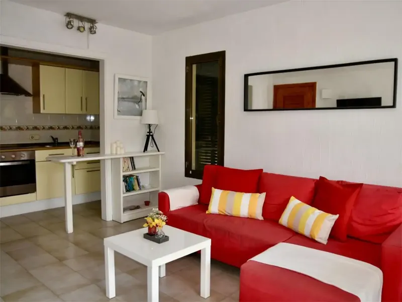 Located in the quiet area of Es Pinaret in Puerto Pollensa, this apartment for sale offers a cozy and functional space. Fully — photo 2