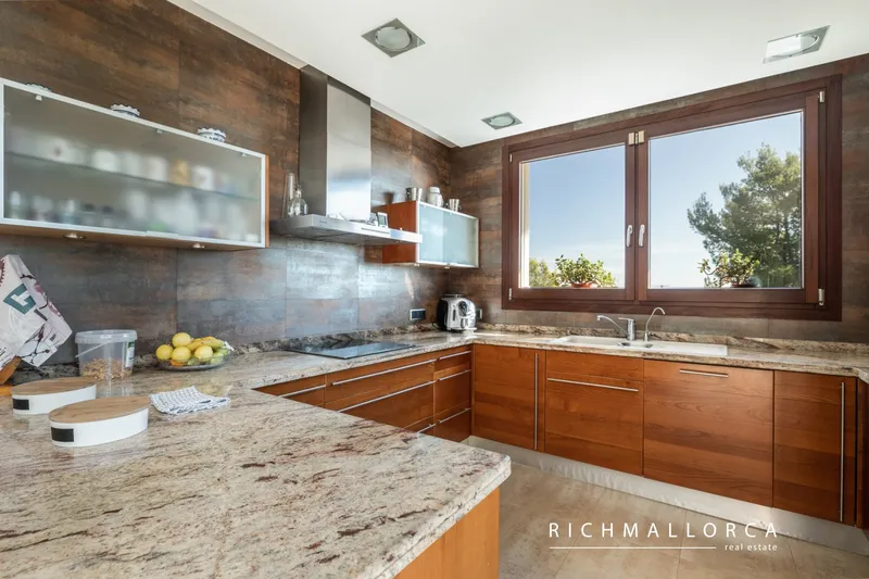 Modern villa with sea views in sought-after area — photo 11