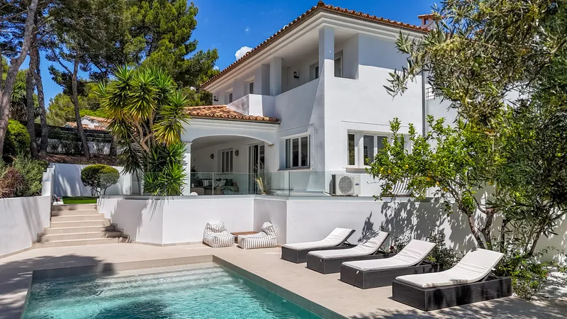 Mediterranean living in an elegant renovated villa in Santa Ponsa — photo 2