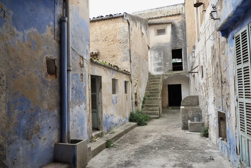 Old manor house in the village of Felanitx — photo 11
