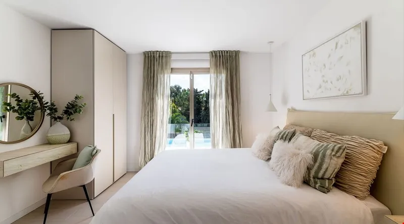 Refurbished five-bedroom villa with a rare flat garden for sale in Camp de Mar — photo 8