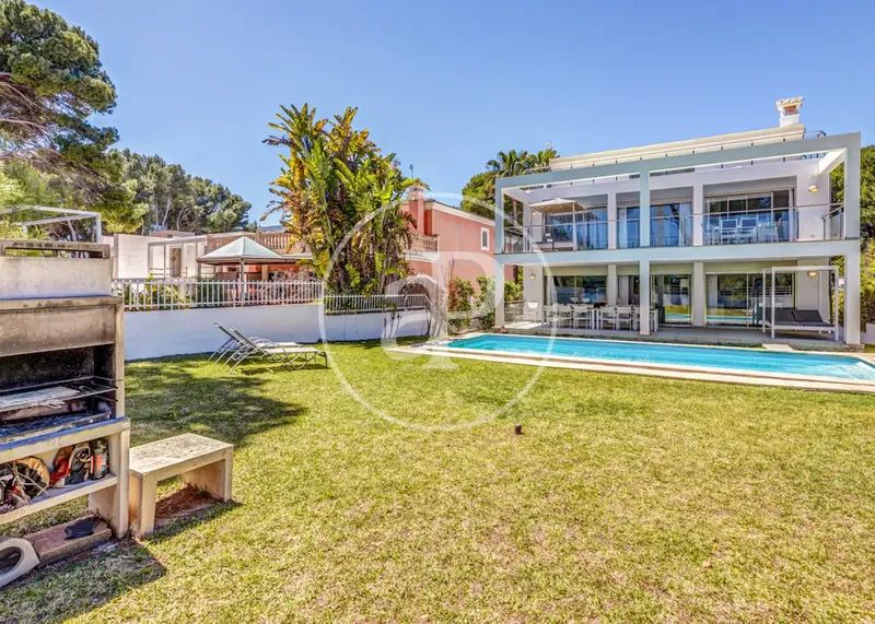 This 470 m² beachfront house in Puerto de Alcudia is a wonderful place to enjoy relaxing holidays by the sea — photo 10