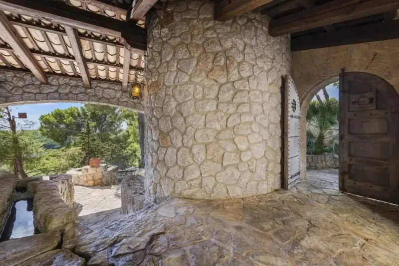 This extraordinary stone villa in Formentor is undoubtedly one of the most unique properties in the area, located in one of the most exclusive and spectacular enclaves of Mallorca. — photo 10