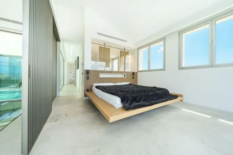 Welcome to your new luxury home! This detached villa offers everything your heart desires: from a heated indoor pool — photo 12