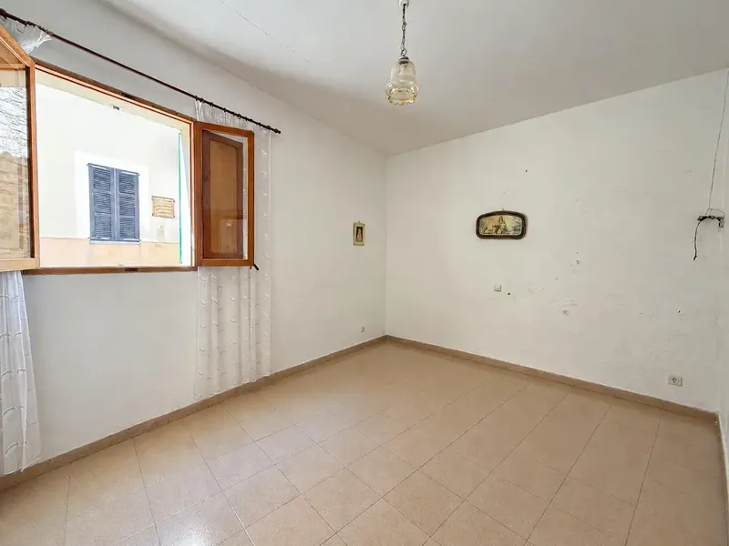 Bienvenidos a esta casa de pueblo en estado original, que ofrece una excelente oportunidad para personalizar su nuevo hogar. — photo 6