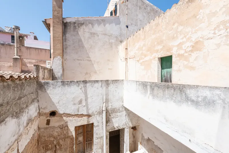 An excellent opportunity to acquire a traditional Majorcan village house in the heart of the old town of Alcúdia, just steps from its — photo 8