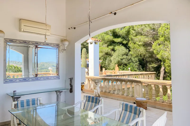 Spacious single-family home with sea views and pool plus separate guest apartment — photo 7