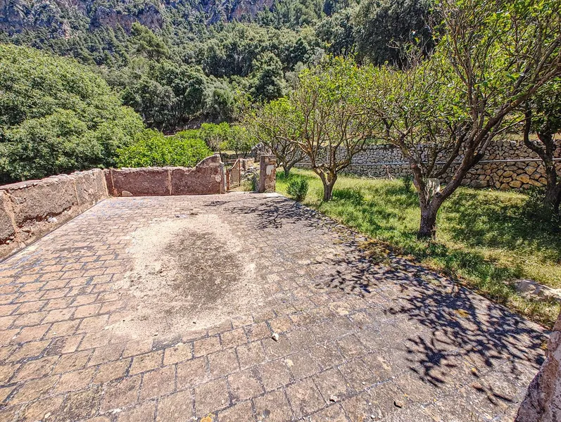 Mallorcan charm and great renovation potential in a privileged setting in Sóller — photo 11