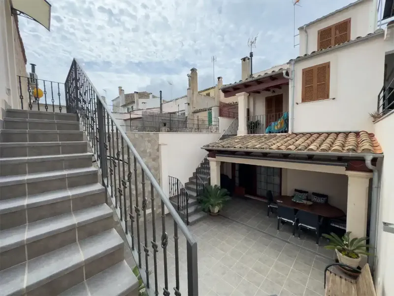 ¡Bienvenido a tu futuro hogar en Mallorca! ¿Te imaginas viviendo en una casa de pueblo mallorquina que combina el encanto de la tradición co — photo 9