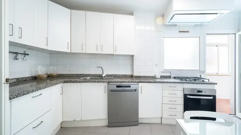 Amplio apartamento de aprox. 145 m² construidos, situado en una zona residencial céntrica y tranquila de Son Armadans, a pocos minutos a pie — photo 7