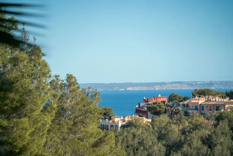 High-quality renovated dream apartment with sea views in Bendinat — photo 1