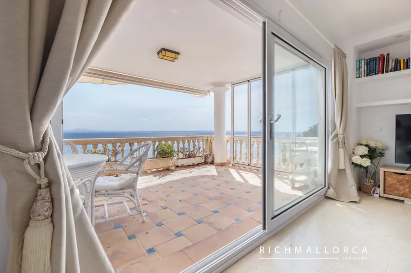 Flat with unique views on the seafront in Illetas — photo 1