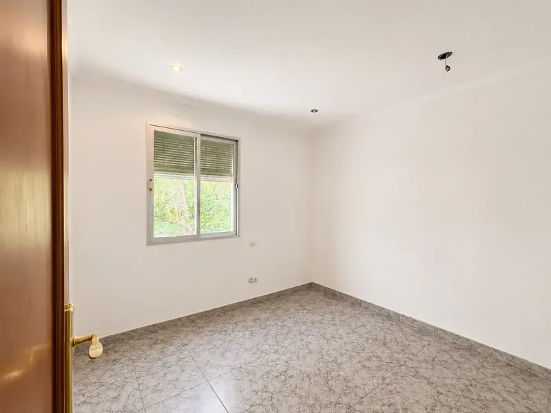 We present this cozy apartment located in a passage of the Son Gotleu neighborhood, where comfort and connectivity come together. It features a — photo 3