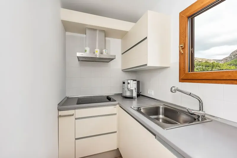 This chalet with sea and mountain views consists of a family house together with an independent apartment in an ideal location — photo 12