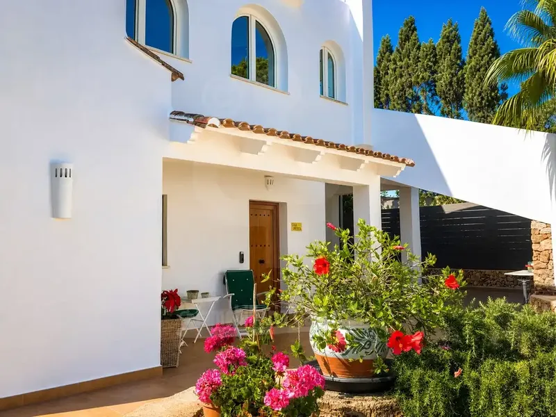 This villa was completely renovated in 2022 and equipped with many extras. Just 3 minutes from Cala Petita, shops and restaurants, in — photo 1
