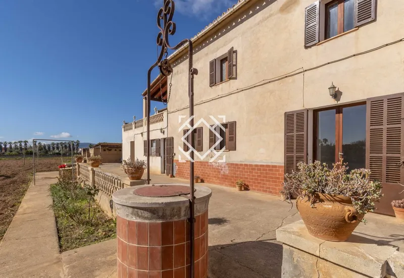 Spacious property with large rustic plot for sale in quiet residential area close to Palma de Mallorca. — photo 1