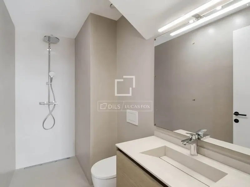 Located in the popular and charming village of Genova, this magnificent newly built villa impresses with its contemporary architecture — photo 10