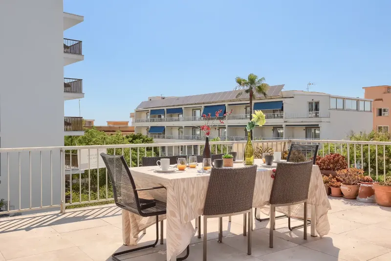Only 200 meters from the sea, in one of the quietest residential areas of Can Pastilla, this penthouse combines 86 m² built with a spectacular 65 m² terrace full of natural light — more than 150 m² of total space to live, work and enjoy. — photo 4