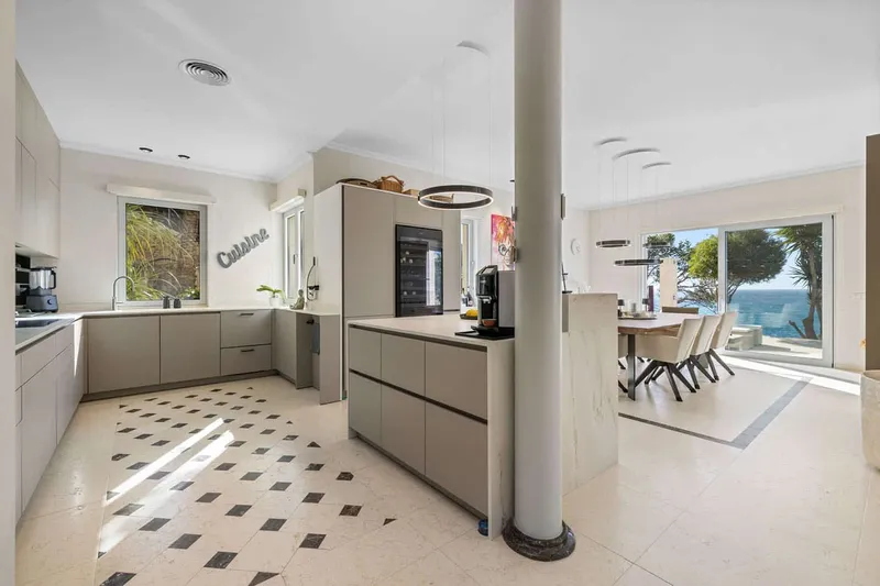 Representative luxury villa in an excellent location with breathtaking views — photo 7