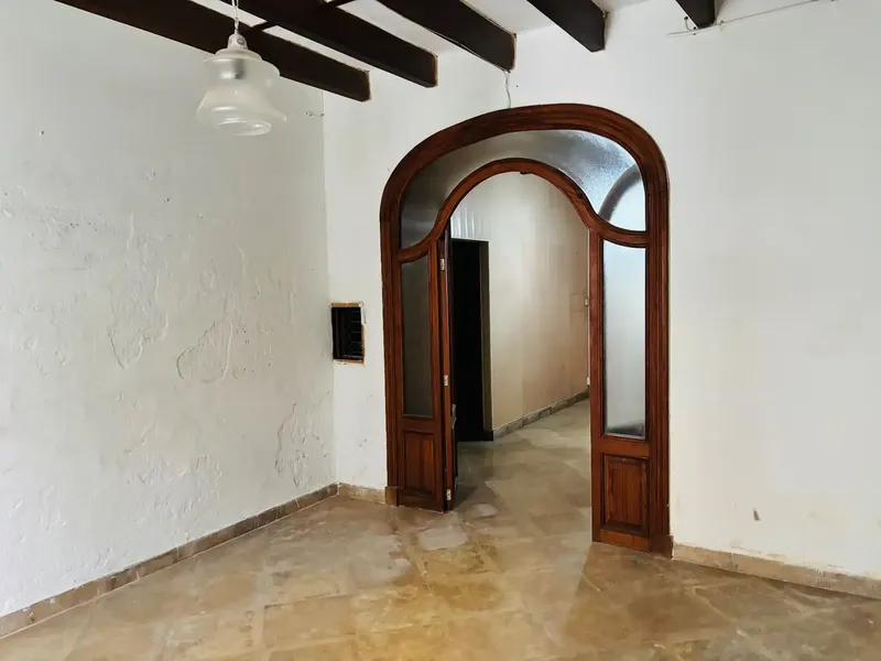 Discover this spacious townhouse of 258 m², distributed over three levels and located in a quiet residential area just minutes from — photo 3