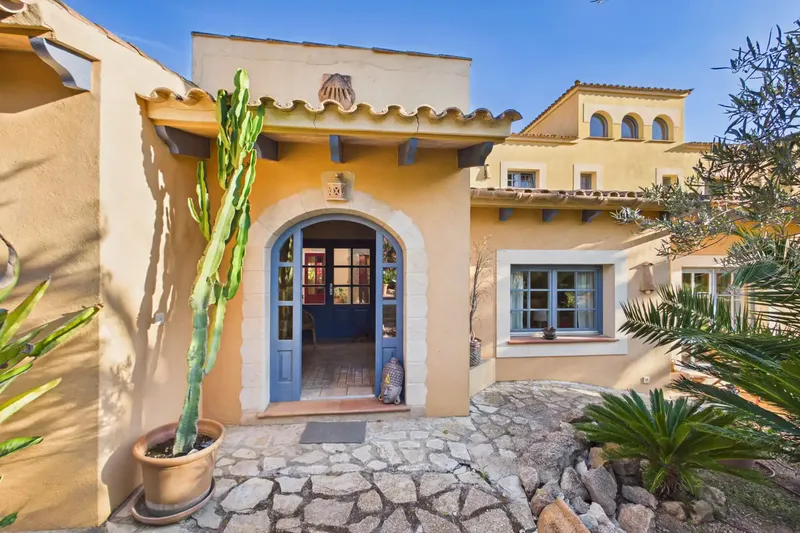 This elegant finca, built in 2002, extends over a generous area of 274 square meters on a 1,567 square meter plot — photo 7