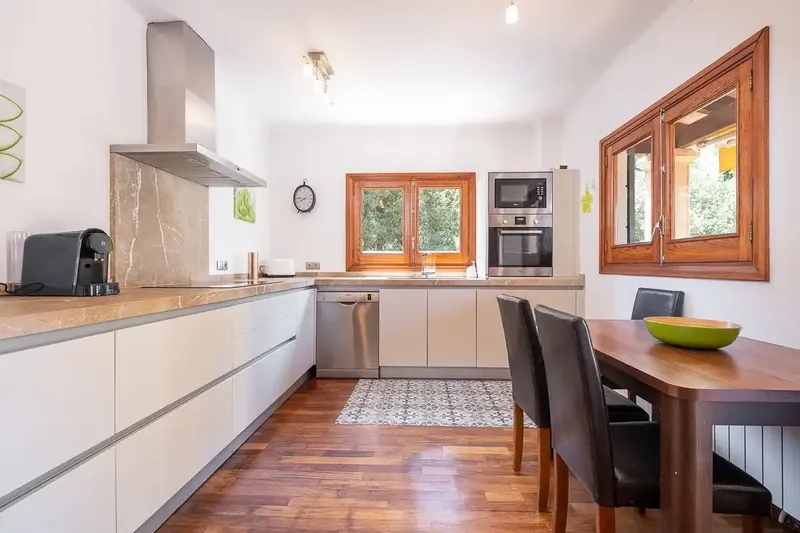 Villa a few meters from the Port of Bonaire, Alcudia. It has a vacation rental license for 12 people. It is distributed on two — photo 6