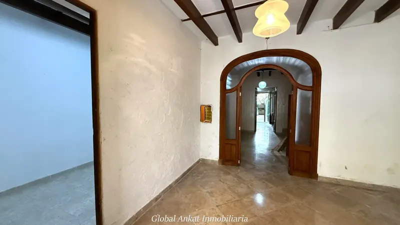 This 258 m² townhouse, distributed over three floors on a 163 m² plot, offers endless possibilities to — photo 2