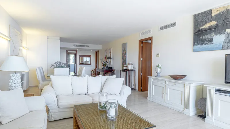 Superb and luxurious, south facing apartment in a first line waterfront community affording panoramic sea and coastal views in Sol de Mallorca – For Sale — photo 8