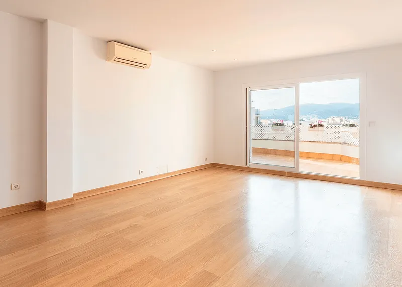 Apartment with Terrace in Need of Renovation Near Santa Catalina — photo 6