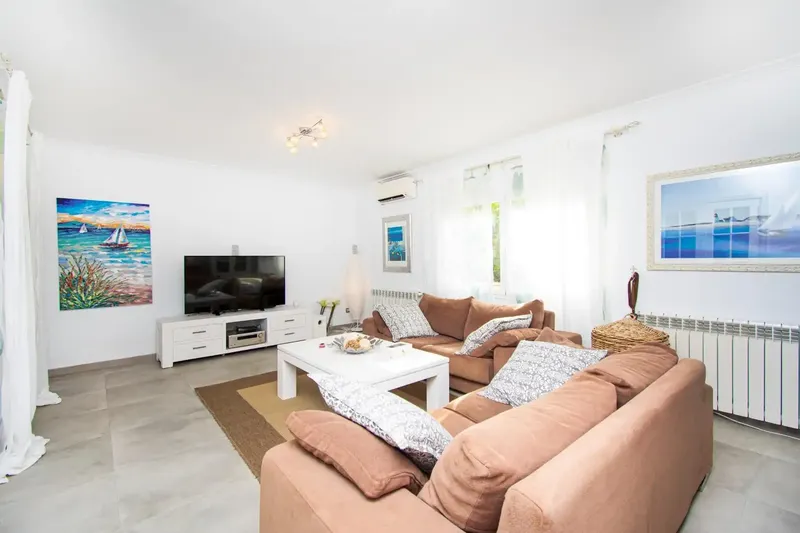 We present this elegant detached chalet in Peguera, Calvià, completely renovated, combining style, comfort and privacy in a — photo 5