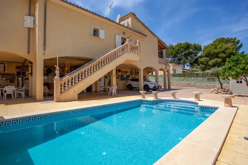 In one of the most coveted locations in Santa Ponsa, just a few minutes' walk from the beach, the marina and the golf course, you will find — photo 3