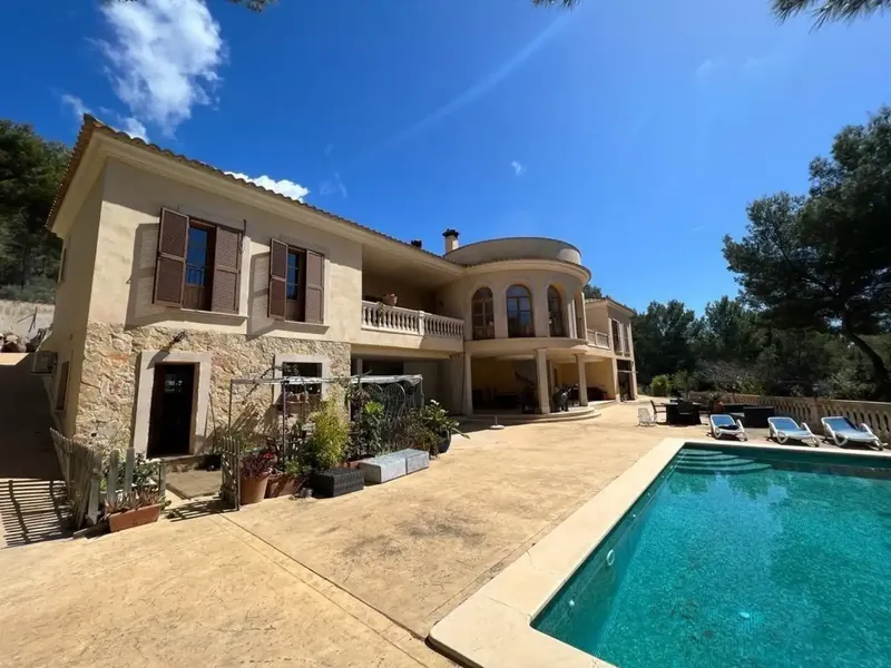 Welcome to this unique chalet in Peguera, perfectly adapted for families, couples and investors. The imposing entrance and the spacious living room — photo 2