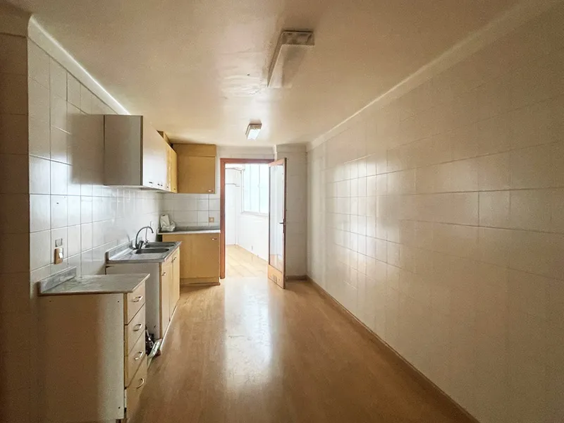 Spacious apartment with balcony, 3 bedrooms, 2 bathrooms, terrace, and elevator. Palma Old Town. — photo 4