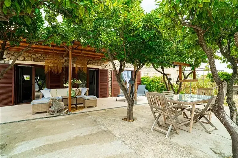 Rustic finca on plot of approx. 3,500 m² with spectacular views of the Serra de Tramuntana. Bright living-dining room with integrated kitchen — photo 1